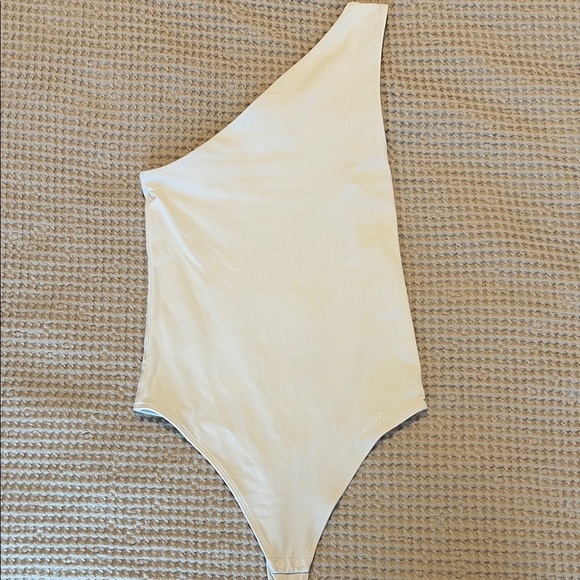 Aritzia Contour Off-Shoulder Bodysuit - Picture 2 of 4